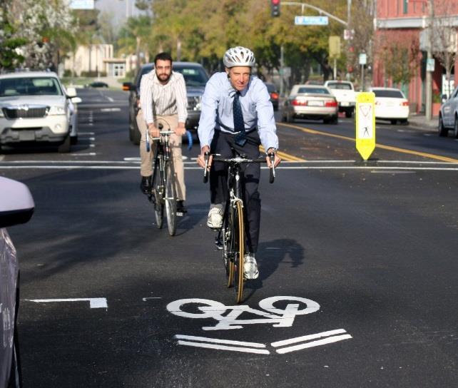 2.3 Sykkeloppmerking- Sharrows Bakgrunn Flere forslagstillere etterspør oppmerkingstiltak i gater der man skal sykle i blanda trafikk.