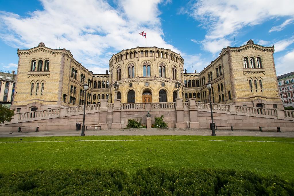 3.6 Politiske holdninger og oppslutning Illustrasjonsfoto: Colourbox Landbruket er som nevnt en politisk næring, og bøndenes virke er regulert og påvirket på mange måter.