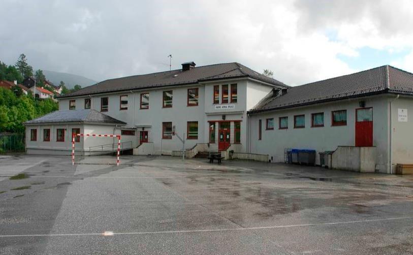 1 Innledning 1 Innledning Multiconsult har på oppdrag av Fortunen AS vurdert luftforurensning fra vegtrafikk i forbindelse med ombygging av skolebygg i Indre Arna, Bergen kommune.