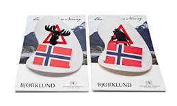 JUBILEUMSSETT Brunosthøvel med osteknapper og pyntebånd, spesielt laget for Bjørklunds 75- års jubileum. Brunost er et særpreget norsk produkt med lange tradisjoner.