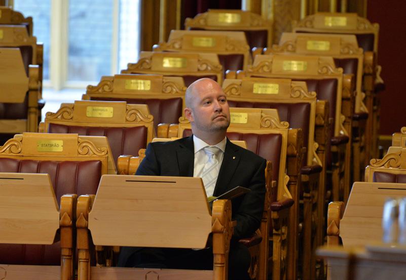 Riksrevisor Per Kristian Foss blir intervjuet i komitéhuset under en kontrollhøring.