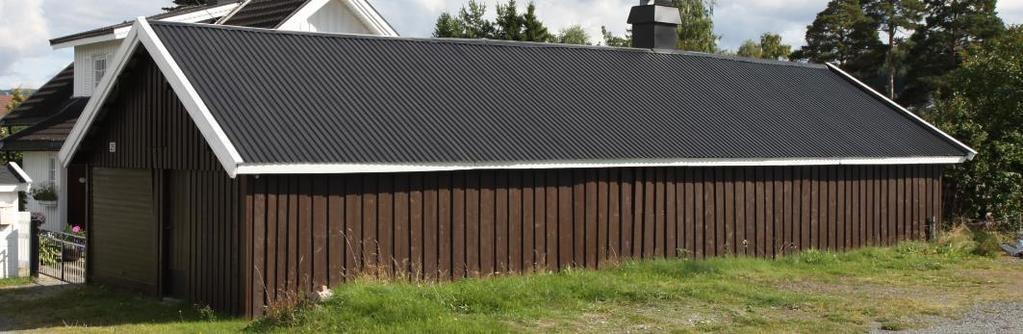 Uthuset er et trebygg i stående, brunmalt panel. Bygningene er en del av gårdstrukturen tett knyttet til hovedhuset. Saltaket med pipe er renovert i senere tid med aluminiumsplater.