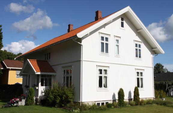 5 6: Villa Sandberg, «Doktorgården» Hovedbygning, 1800 tallet (Sefrak-nummer: 0502-1305-293) I følge SEFRAK-registeret har bygningen sin opprinnelse i andre kvartal på 1800-tallet.