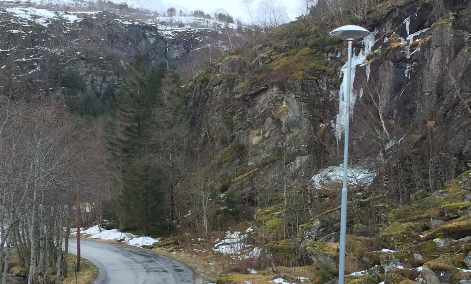 Som før nevnt er berget i hammeren en foldet gneis med tydelig lagdeling, og flere steder er det lyse