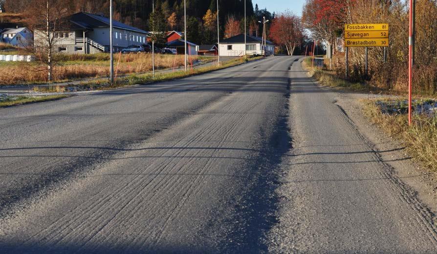 Spor i asfalten kan skyldes flere ting a) Tunge laster presser asfalten sammen eller «kjevler» dekket unna (=