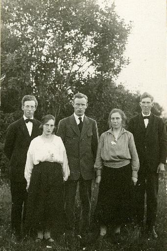 Tema: Sykdom og nød Her er den gjenlevende søskenflokken fotografert i 1924. Fra venstre Peder Kristian, Nelly, Sverre, Anna Pauline og Paul Stavern. Privat foto.