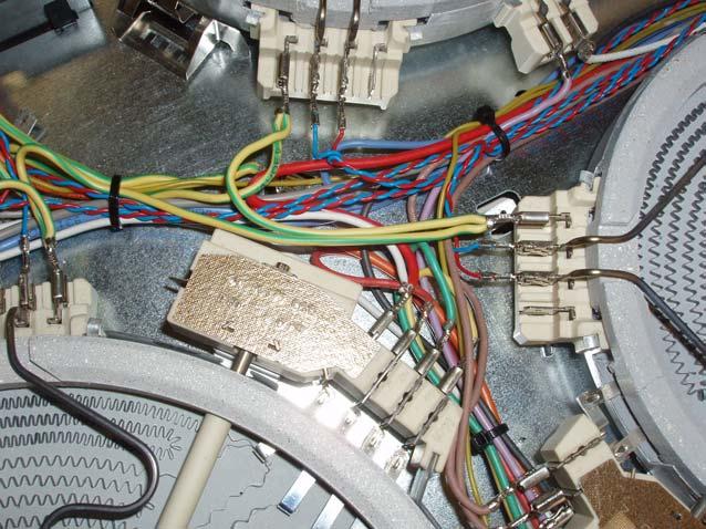 Forbindelse av sensorene Forbindelsesområde til sensorene Henvisning til montering: De to venstre og høyre pluggkontaktene er brolagte. De to sensorlederkordelene stikkes i de midterste kontaktene.