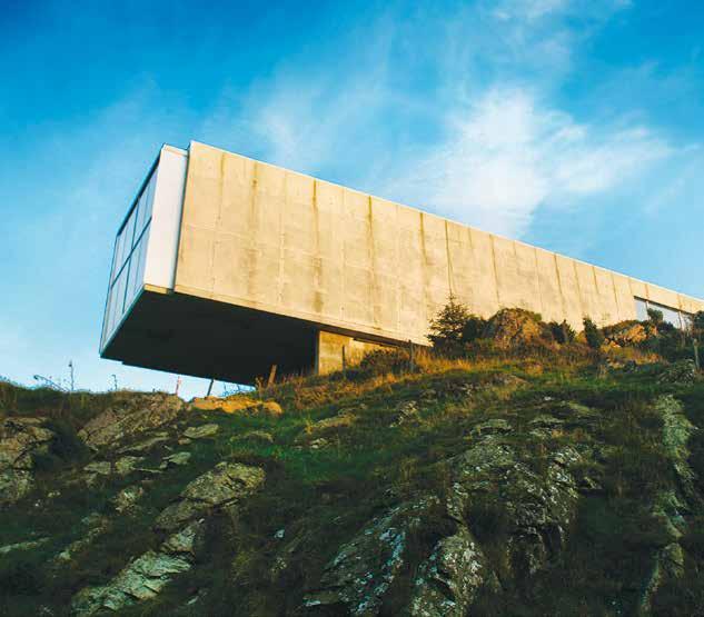 Karmøy Fiskerimuseum Signaturbygget ligger som en arkitektonisk perle i Veavågens vakre naturlandskap.