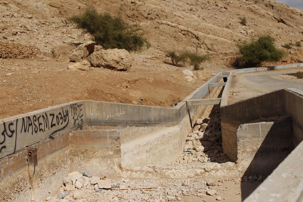 Vannressursene OVERFLATEVANNKILDER Jeg er tørst gi meg vann År med overforbruk og forurensning av Jordan elven har nærmest tatt livet av elven.