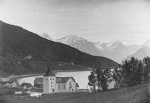 Fotograf Axel Lindahl (Kilde: digitaltmuseum.no) På 1880-tallet begynte store turistbåter å anløpe Lyngseidet. Kong Oscar II var innom Lyngen både i 1873 og i 1903.