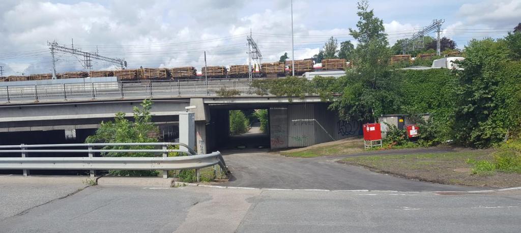 Tverrforbindelse for gående er turveg på Oslosiden av elva som går frem til Sollerudstranda via undergangen under E18 eller på fortau langs Strandveien. Foto: Asplan Viak.