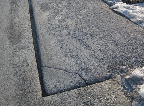Dersom det ved tversgående grøfter er mindre enn 5 m fra skjærekant til gammel asfaltskjøt, skal reparasjonen forlenges til gammel asfaltskjøt, enten ved skjæring og fjerning av eksisterende asfalt