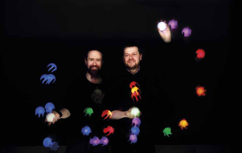 Roger Antonsen (t.v.) og Jan Dyre Bjerknes illustrerer bruken av de fargeglade ballene. Som forsker må man også være god sjonglør. Foto: Yngve Vogt.