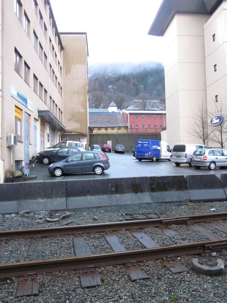 Sykkelvei Minde, Bergen kommune Kulturminnegrunnlag 23 Figur 20. Reperbanen er synlig fra jernbanesporet i åpninger mellom næringsbyggene langs linjen. 3.