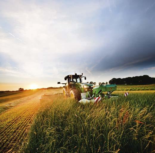 AutoTrac styrer traktor og redskap perfekt i parallelle eller buede linjer, og leveres både til John Deere samt mange andre traktormerker.