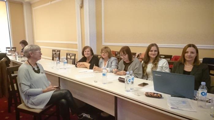 Livlig prat rundt bordene før leder for Moldovakomiteen, Edle Utaaker, åpnet møte med lysseremoni.