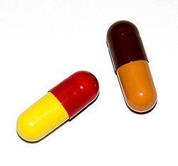 OPPGAVE 15 I løpet av en dag skal en pasient ha 165 mg virksomt stoff av en bestemt medisin. Den skal fordeles på tre like store doser (morgen, middag og kveld).