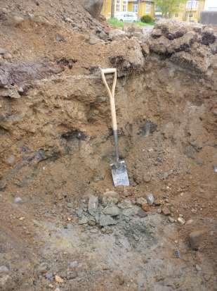 1.6 Ca. 10 cm jordlag, tilkjørt sand-/gruslag (Heggmogrus), mye stein, naturlig leirelag fra ca. 95 cm under bakkenivå.