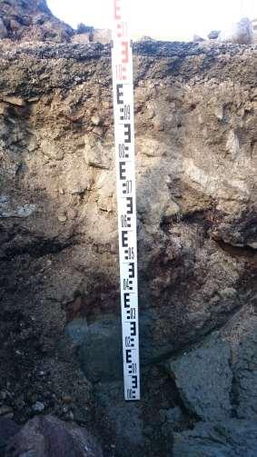 2.3 Ca. 5 cm asfalt, ca. 20 cm veidekkematerialet (sand, grus), lag med stein (evt. sprengstein) og sand ca. 40 cm, torvlag ca. 20 cm, leirelag fra ca.
