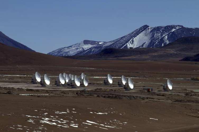 Andre store radioteleskop-array multinasjonale prosjekter Large Millimeter Array i Chile (ALMA), i drift fra 2011 Bølgelengder fra 0.3 til 9.6mm. 5000 m høyde.