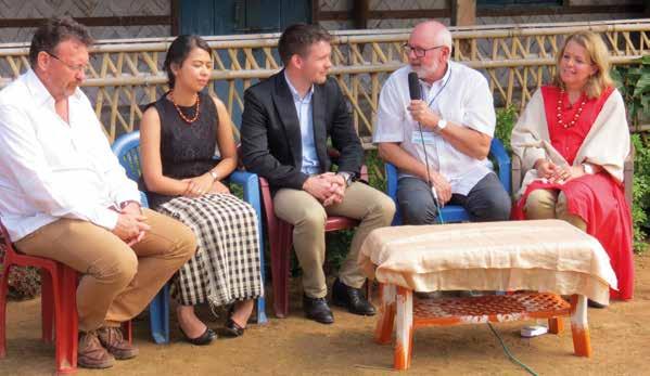 INDIA INDIA Arild intervjuer familien van Aswagen, fra venstre; Kabus, Stephani, Jonathan og Janet. Alle sentrale personer i oversettelsesarbeidet.