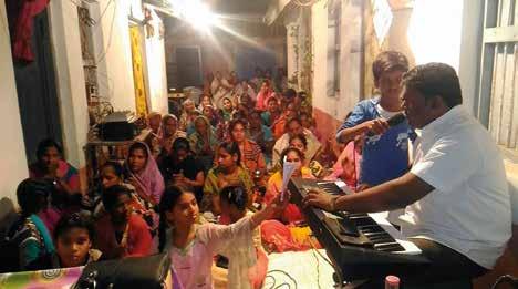 INDIA INDIA Begge bilder: Evangelisten Kolati Daniel synger og vitner sammen med ungdom fra sin menighet i en landsby som tidligere ikke har hørt evangeliet.