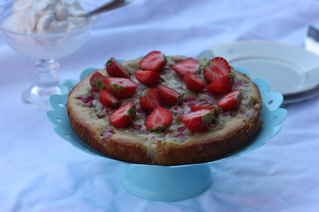 Himmelsk kladdkake med hvit sjokolade og rabarbra Det er søndag, det er sommer og det er hetebølge.