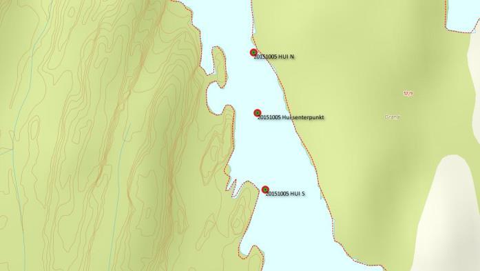 Stasjonen ligger nordøst på Hui i Tønsbergfjorden, i et grunt bløtbunnsområde i et nord-sør orientert sund mellom Hui og Granø.