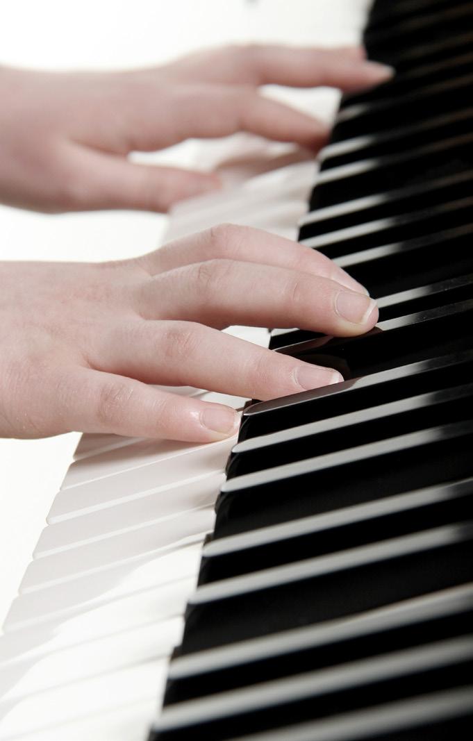 Kulturskolen har enkelte instrumenter til utleie. Fiolin, piano, kirkeorgel og gitar Undervisningen foregår primært enkeltvis, men også i grupper.