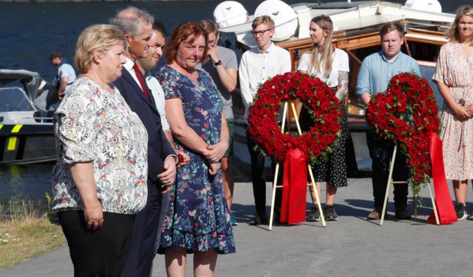 Trærne som stod imot bomben - symboliserer motstandskraft Minneveggen veggen hvor navnene på våre 77 drepte er bærere symboliserer minne.