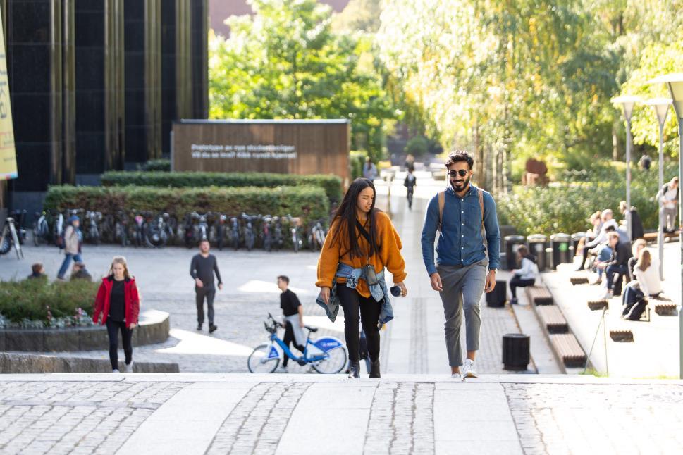 med en utdanning fra Universitetet i Oslo.