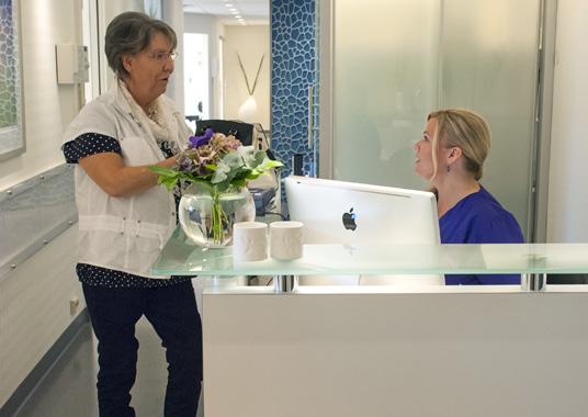 Tannlegeassistent Ann Kathrin Hakkebo tar i mot pasientene Naturligvis. Det kommer alle til gode, understreker klinikkens eier og daglige leder Tore Karlsen.