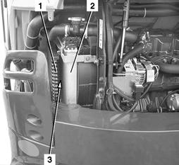Vedlikehold Ikke åpne radiatorlokket når motoren er varm, fare for skålding. Åpne radiatorlokket (1) ved å skru det mot venstre. Væskenivået må ligge ved MAX.-merket (se bilde), etterfyll evt.