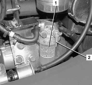 Drift Kontrollere vannutskilleren til drivstoffsystemet I vannutskilleren (1) befinner det seg en rød plastring som flyter på høyde med vannivået.