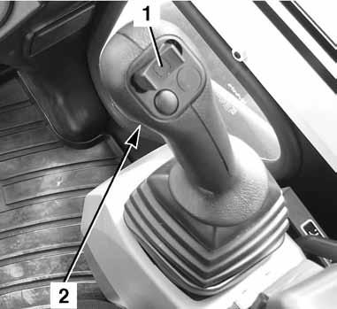 Drift Trykk på bryteren for tilleggskretsen (1). Når vippebryteren (1) trykkes mot høyre, går oljestrømmen til høyre tilkobling (neste bilde/1).