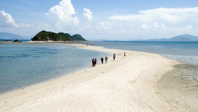 Đảo Điệp Sơn và con đường xuyên biển Điệp Sơn là một trong những hòn đảo nhỏ thuộc vịnh Vân Phong (Khánh Hòa), còn được nhân dân địa phương gọi là đảo Hòn Bịp.