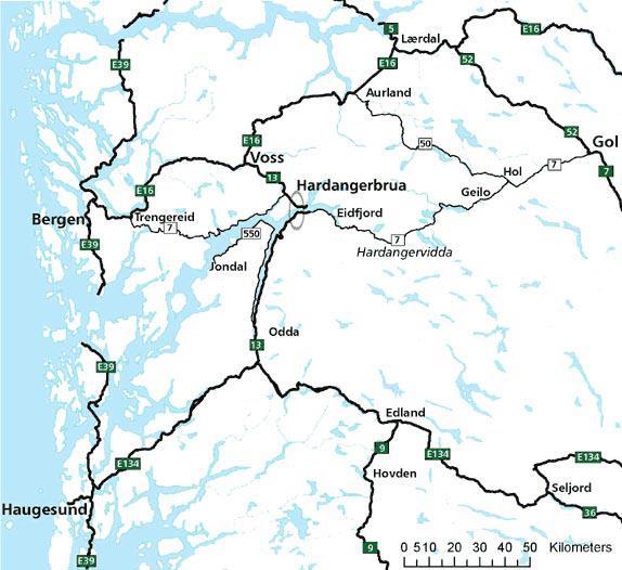 Prosjektet var omstridt. Kommunene i indre Hardanger var pådrivere, mens kommunene vest for Sørfjorden heller ville prioritere Jondalstunnelen og en bru lengre ut i fjorden.