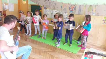 Otroci z vzgojiteljicama Petro VOLLMAIER in Urško MIKLAVC Pojem in igram Pojem in igram je dejavnost za otroke, željne petja in igranja na instrumente, in poteka enkrat mesečno.