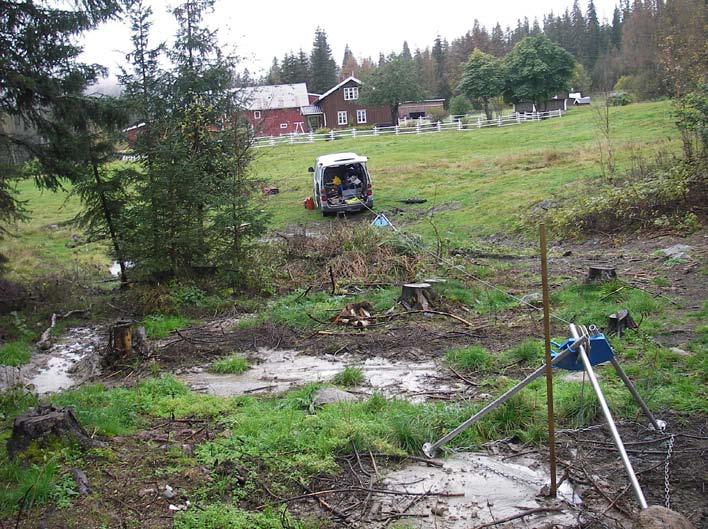 4.3 Bh 5, Hurdal. Temperatur, naturlig gammastråling og vannkvalitet Figur 8 viser bilde fra Bh 5. Hullet var plassert like i utkanten av dyrket mark.