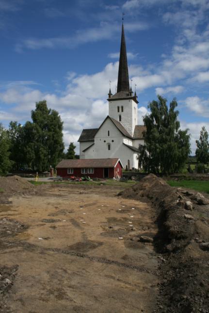 Wooldridge. b) Feltet sett mot sør. Helene Russ står midt i bryggesteinslaget (Cf33982_10). Fotograf D. Nistad.