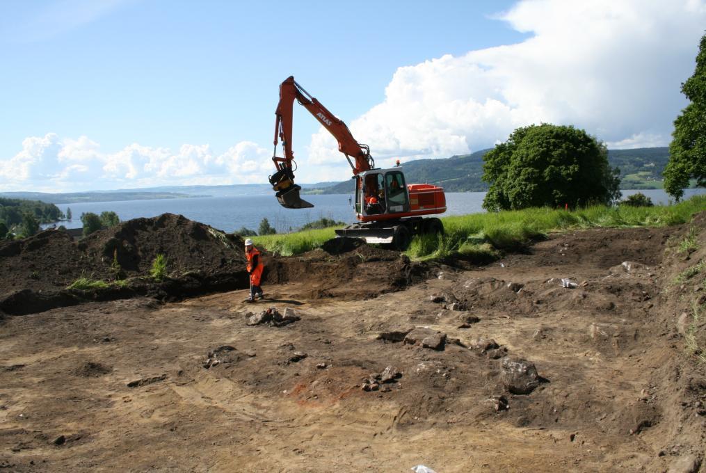 - Undersøke relasjonen mellom bryggesteinslaget og andre strukturer. - Lokalisering i terrenget med tanke på å gi ny kunnskap om plassering av husene på gården i middelalderen.