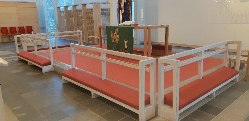 Eidsvåg kirke Arbeidet med veggene er fullført. En rekke stoler innvendig blir rehabilitert.