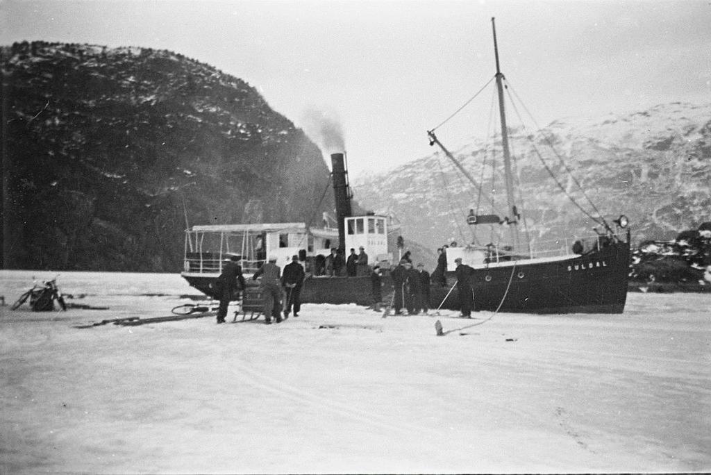 Figur 20. Suldal ved isbrygga ved Midtfjordholmen omkring 1941.