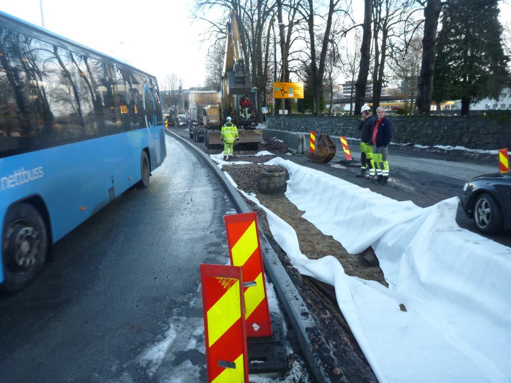 På Rv 9 inn mot Gartnerløkka bygges det kollektivfelt for å sluse bussene fram i morgentrafikken. Prosjektet ferdigstilles juni 2015. Foto: Bjørne Jortveit Kollektivterminal Vågsbygd senter.