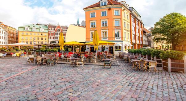 Om kvelden spiser vi middag på Restaurant Salve som ligger i gangavstand fra hotellet. DAG 2 BYVANDRING I RIGA (F, M) Etter frokost er det tid for en omvisning til fots i gamlebyen.