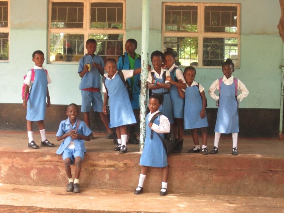 Libala Primary School Elevene må kjøpe skoleuniform og betale 50 kwacha per semester for å gå på skolen
