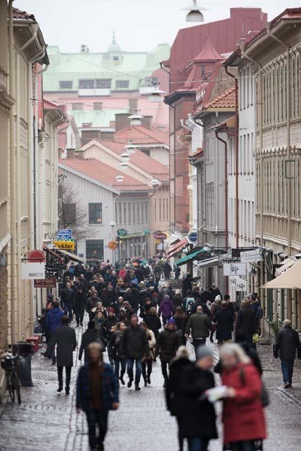 عکس: یون ر جمعیت درحال حاضر حدود ۱۰ میلیون نفر در سوئد زندگی می کنند. در دهه های اخیر جمعیت سوئد افزایش یافته است. علت آن افزایش شمار مهاجران و نیز باال رفتن میزان طول عمر است.