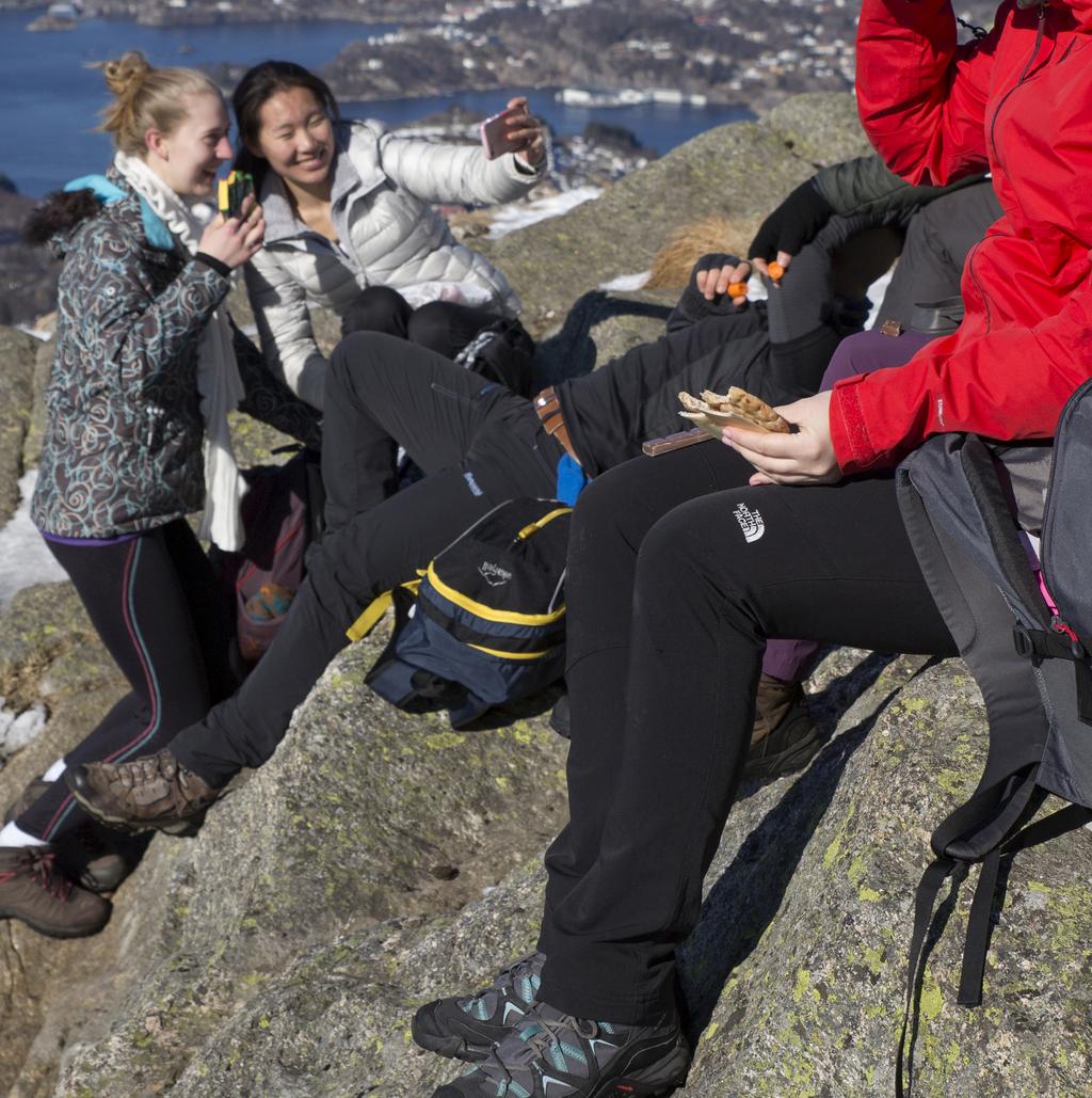 BLI MED OSS PÅ TUR! Vi går turer i fjellene rundt Bergen. Alle er velkommen, og tilbudet er gratis. Du møter hyggelige mennesker og får god trening i å snakke norsk.