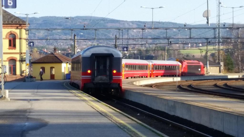 Dette gjør vi sikrer kvalitet på stasjonsområdet binder jernbanestasjonen sammen med sentrum tilrettelegger for matebusser til og fra stasjonen sikrer pendlerparkering for regionen prioriterer å