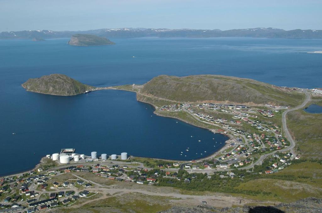 Landskap Figur 2.5 Rypefjord. I bakgrunnen ses Rypklubben nærmest og Håja lengre ut. Konsekvenser i driftsfasen Vindpark med atkomstvei Synlighetsanalysene i vedlegg 2.1 og 2.